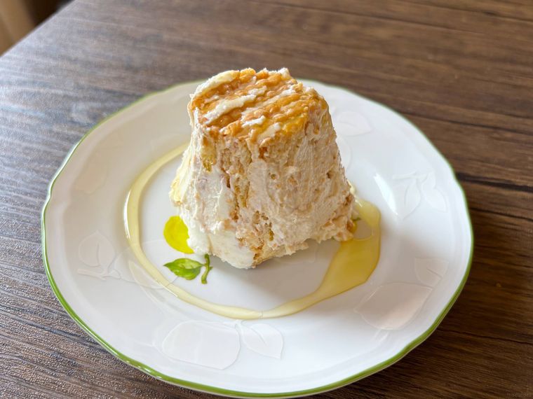 ココナッツサブレヨーグルトでチーズケーキにはちみつをトッピングした様子