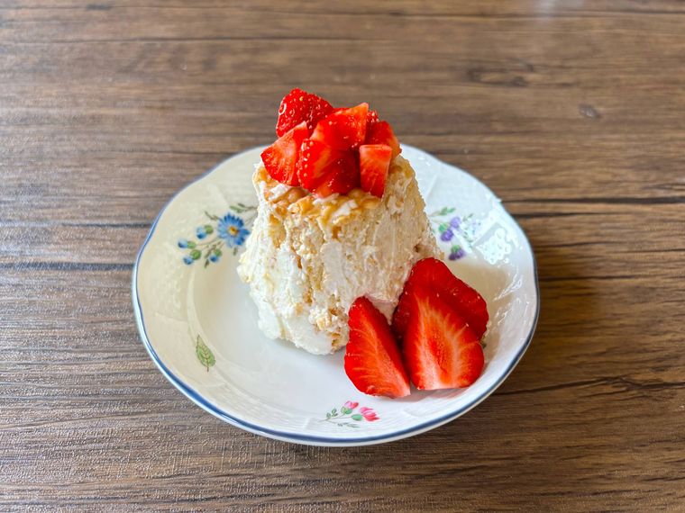 ココナッツサブレヨーグルトでチーズケーキにいちごをトッピングした様子