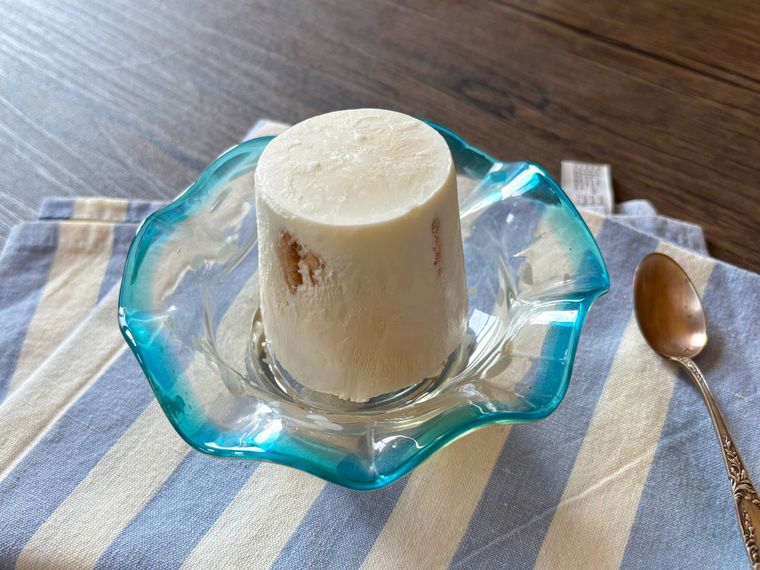 ココナッツサブレヨーグルトでチーズケーキを冷凍したもの