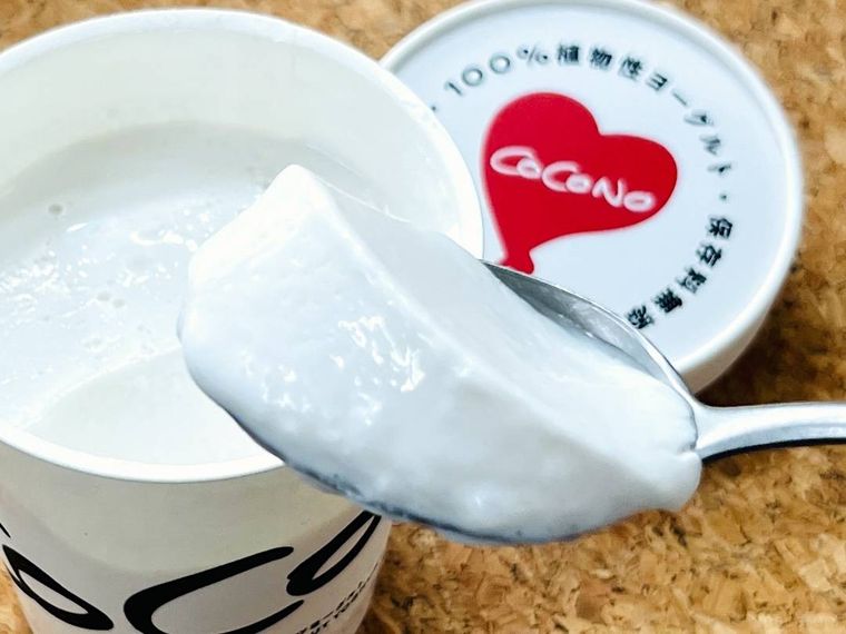 COCONOのナチュラルココナッツヨーグルトをスプーンですくった様子