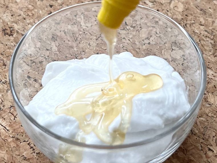 COCONOのナチュラルココナッツヨーグルトにはちみつをかけている様子
