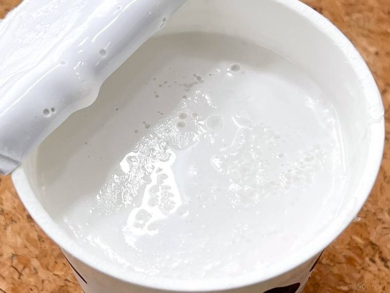COCONOのナチュラルココナッツヨーグルトを開封した様子