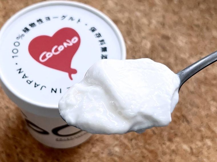 COCONOのナチュラルココナッツヨーグルトをスプーンですくった様子