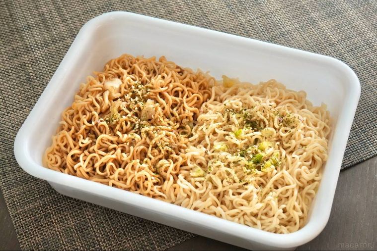 白いカップ容器に盛られたソース味と塩味の焼きそば