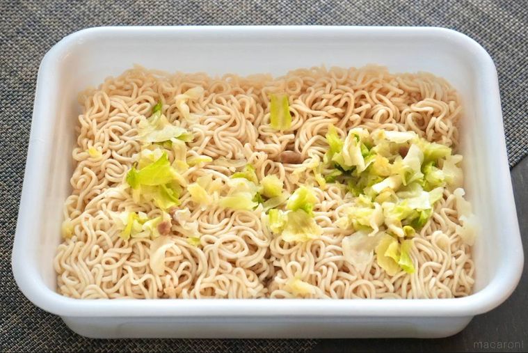 熱湯調理後のカップ焼きそば