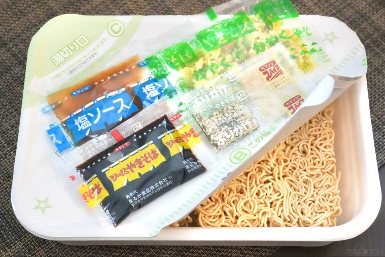 カップ焼きそばと調味ソースとかやくとスパイスの小袋