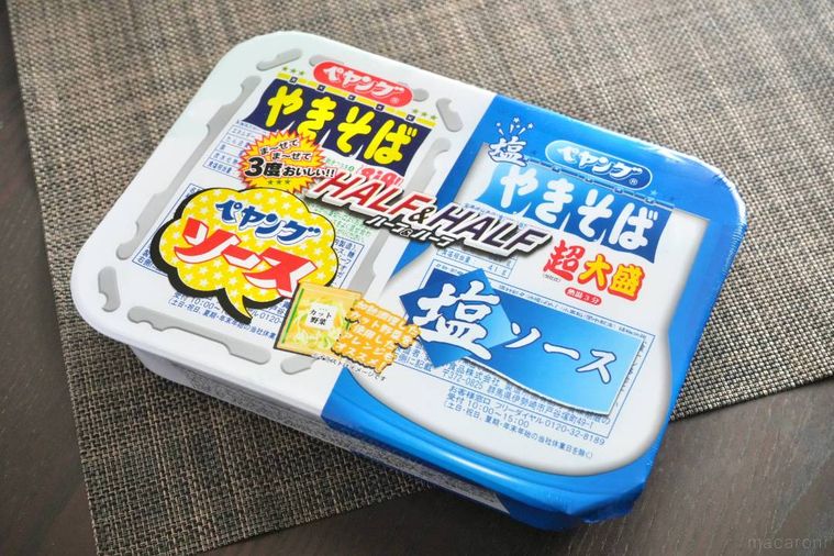 茶色のランチョンマットにのったソース味と塩味のカップ焼きそば