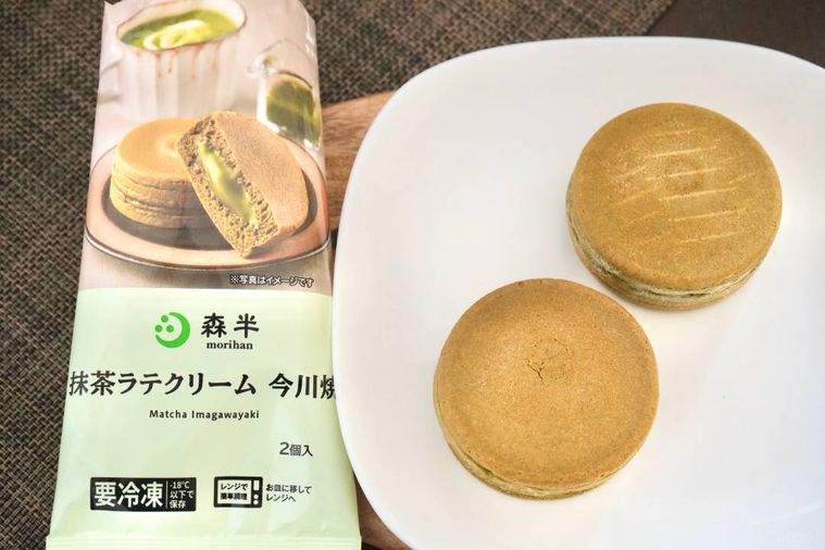 白い皿にのった冷凍食品の抹茶クリーム今川焼き