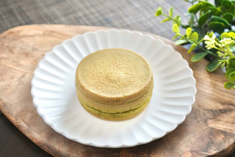 木のカッティングボードと白い皿にのった抹茶クリームの今川焼き