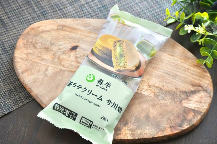 木のカッティングボードにのった冷凍食品の抹茶クリーム今川焼き