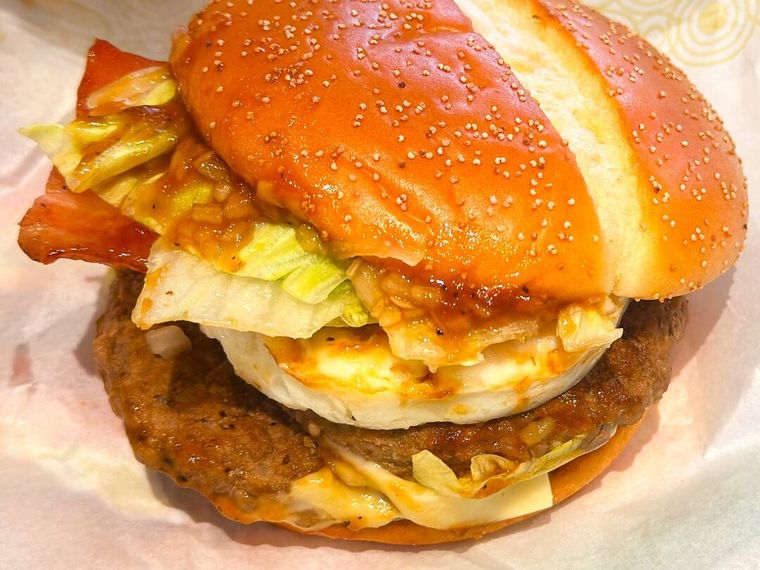 たまごやベーコンなどがはいった炙り醤油風 たまごベーコンダブル肉厚ビーフの中身の様子