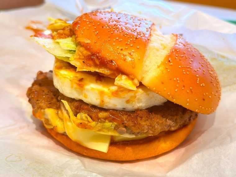 袋から取り出した炙り醤油風 たまごベーコンダブル肉厚ビーフが置かれている様子