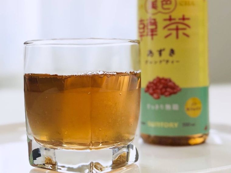 美色韓茶あずきブレンドティーをグラスに注いだ様子