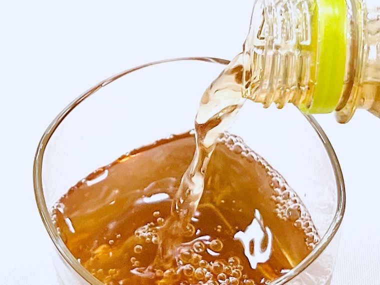美色韓茶あずきブレンドティーをグラスに注いでいる様子