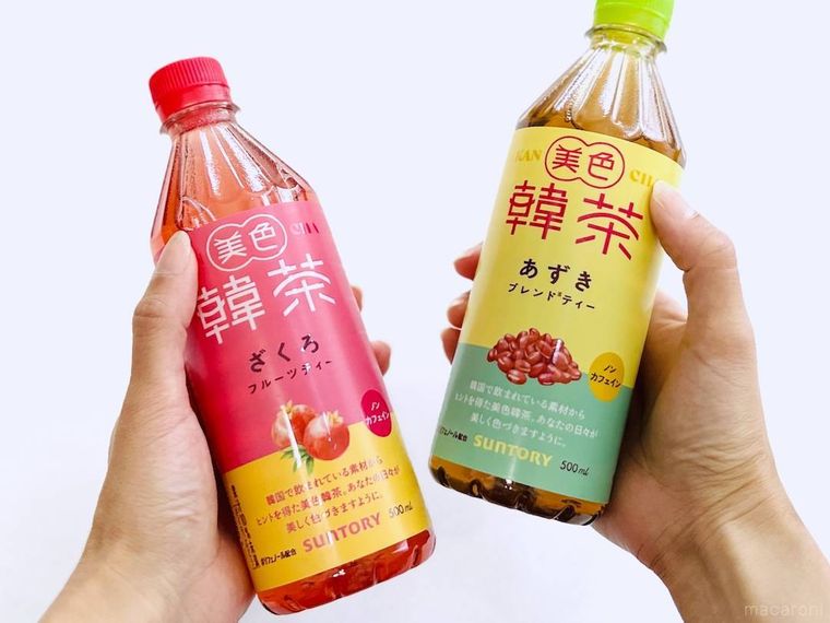 美色韓茶ざくろフルーツティーと 美色韓茶あずきブレンドティーを手で持っている様子
