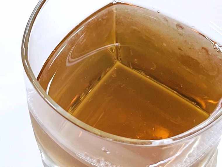 美色韓茶あずきブレンドティーをグラスに注いだ様子