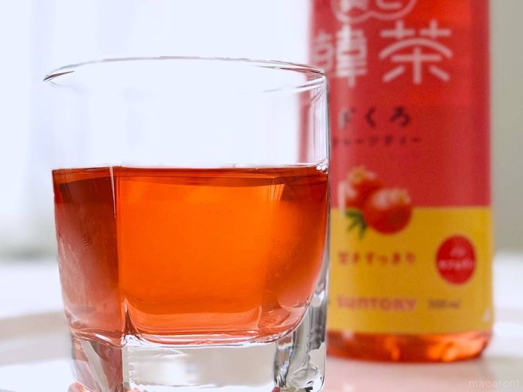 美色韓茶ざくろフルーツティーをグラスに注いだ様子