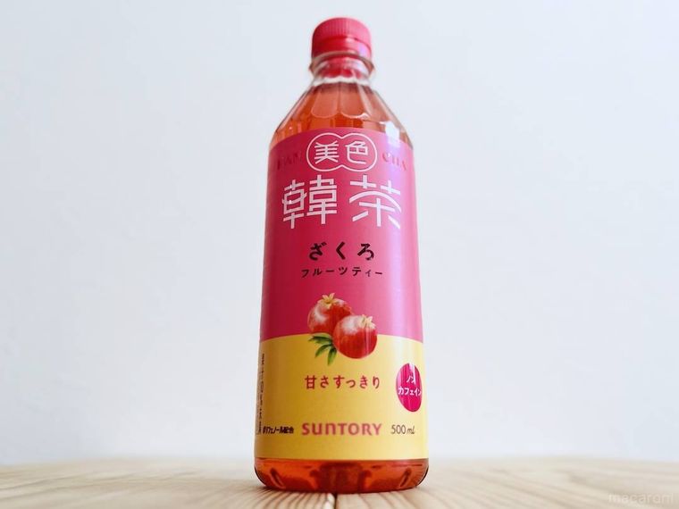 テーブルに置かれた美色韓茶ざくろフルーツティー