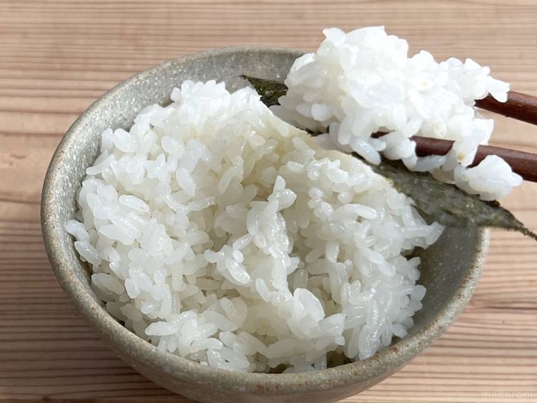 ごはんに味付け海苔がくっついている様子