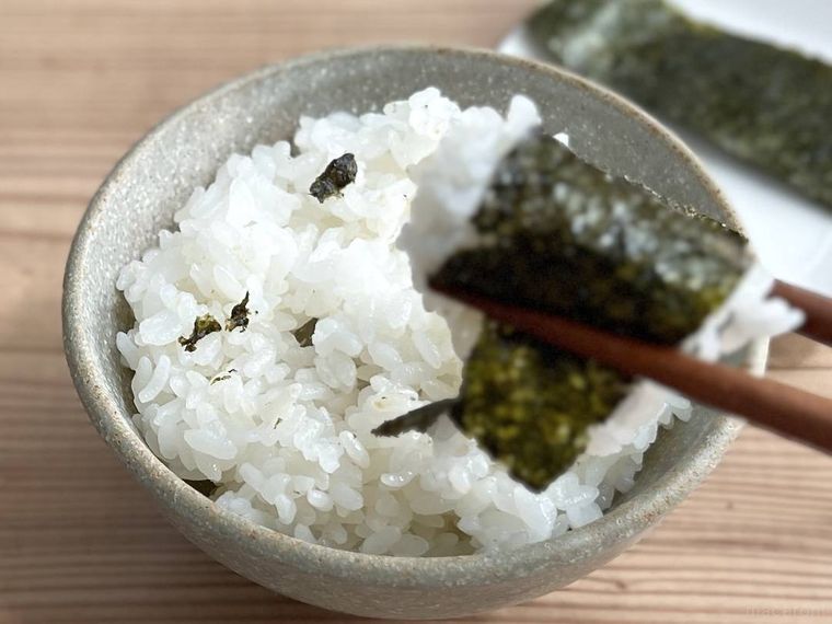 ごはんの上に味付け海苔が散らばっている様子