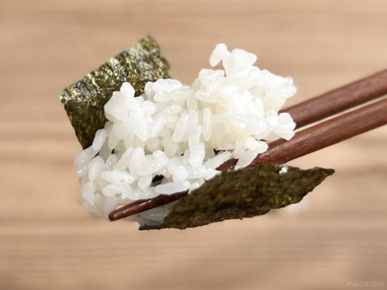 ごはんに味付け海苔がくっついている様子