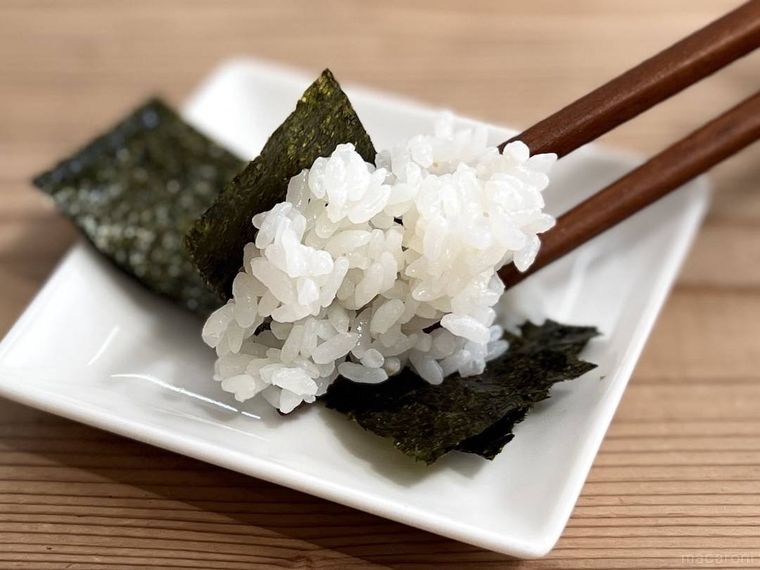 ごはんに味付け海苔をくっつけている様子