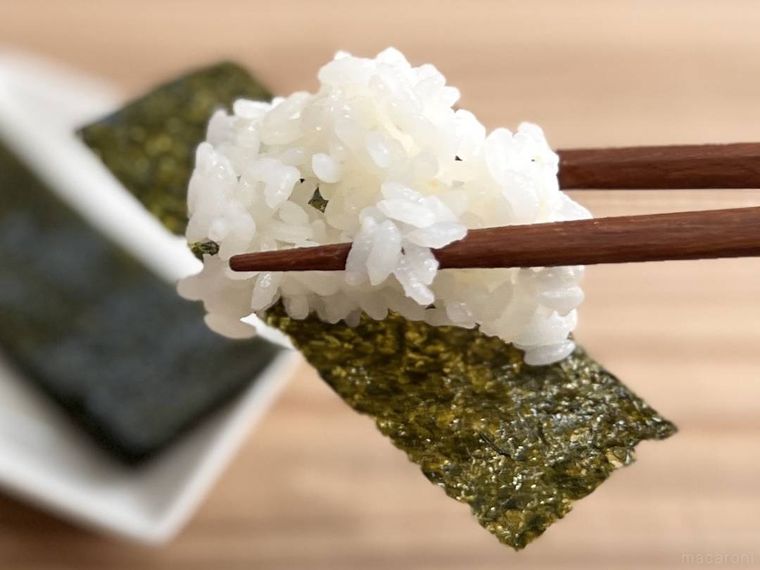 ごはんに味付け海苔がくっついている様子