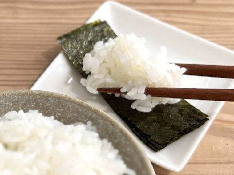 味付け海苔の上にごはんをのせた様子