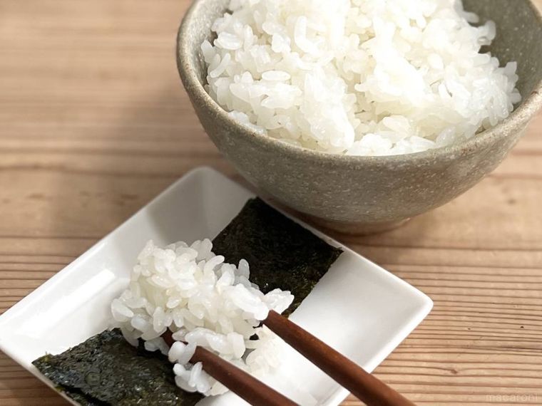 味付け海苔の上にごはんをのせた様子