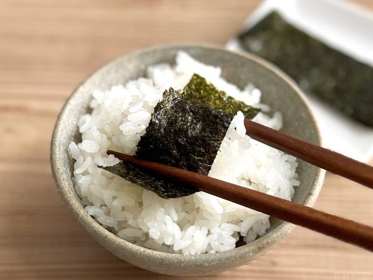 ごはんに味付け海苔を巻いている様子