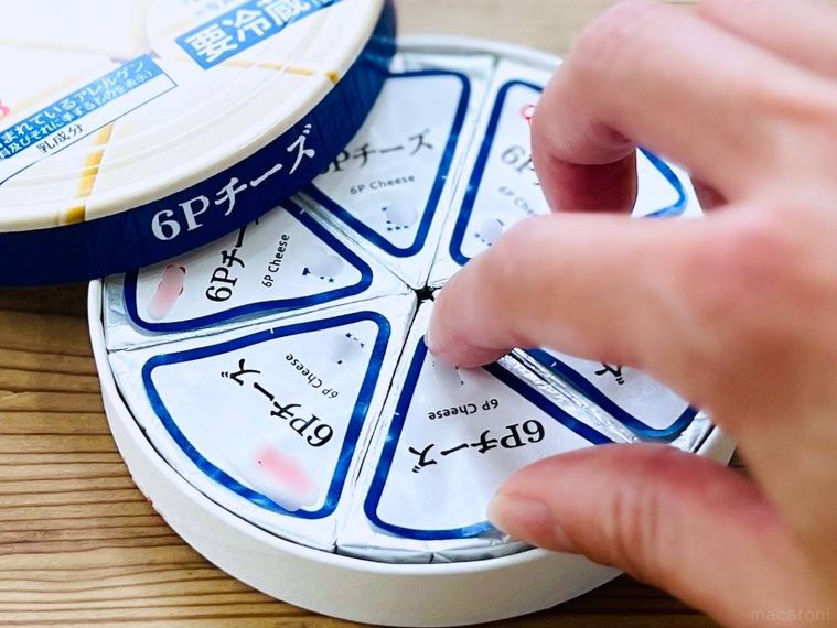6Pチーズを箱から取り出そうとしている様子