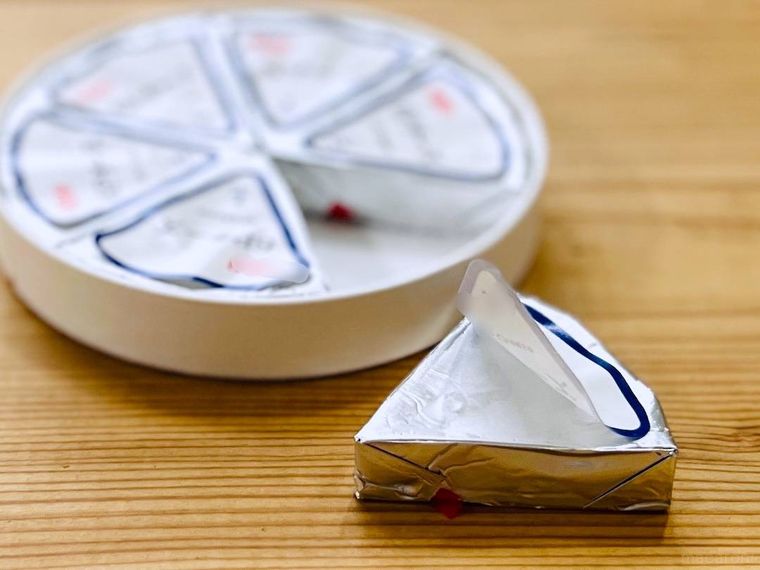 箱から6Pチーズをひとつ取り出した様子
