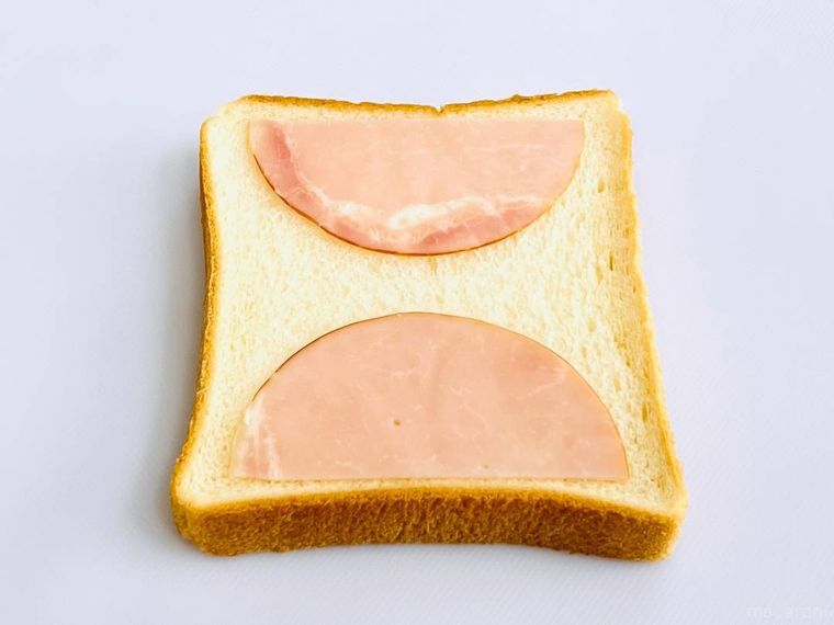 食パンにハムをのせた様子