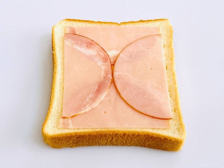 食パンにハムをのせた様子