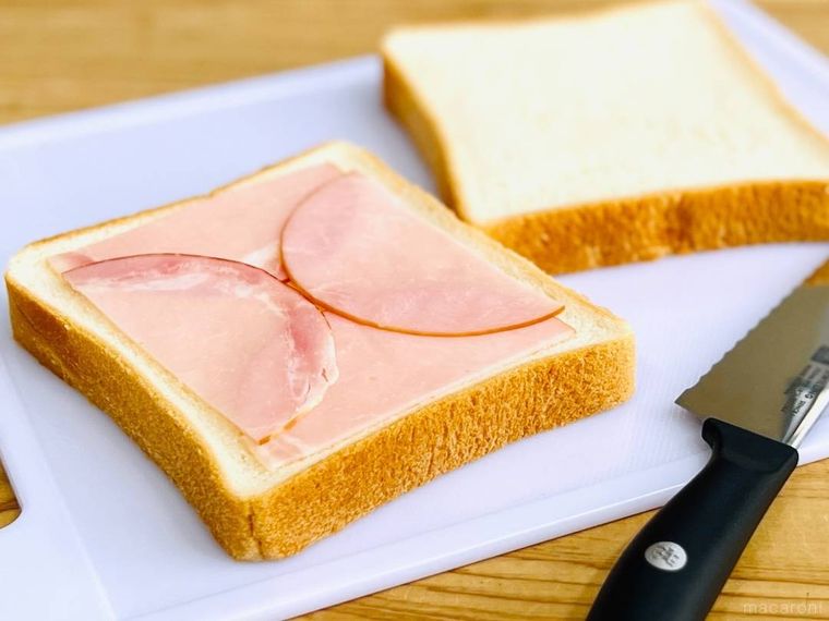 食パンにハムをのせた様子