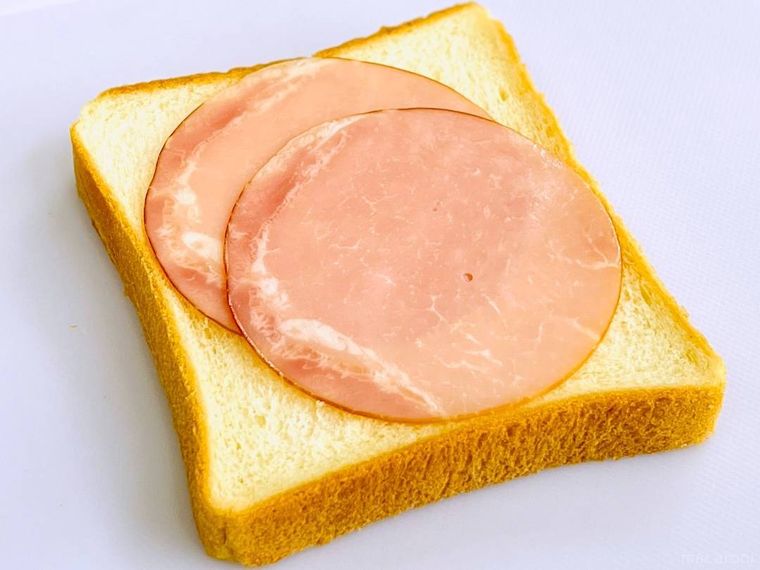 食パンにハムを2枚のせた様子