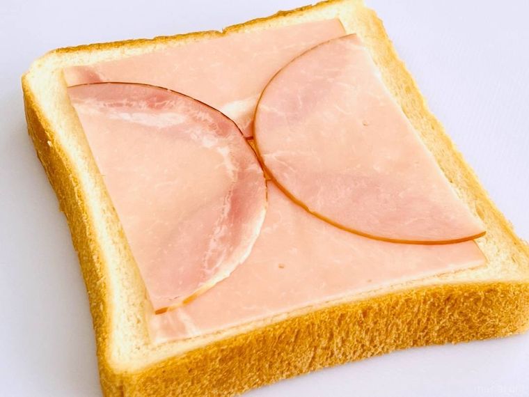 食パンにハムをのせた様子