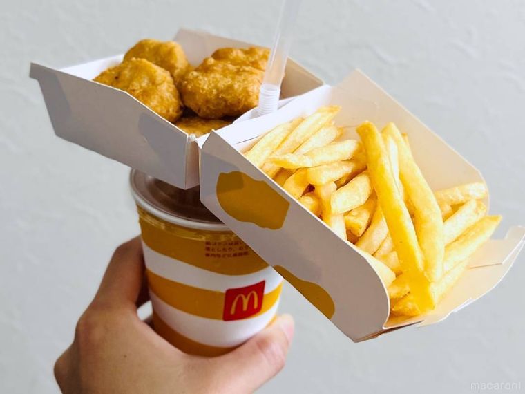 ナゲットとポテトが入った箱を、ドリンクのストローにセットした様子