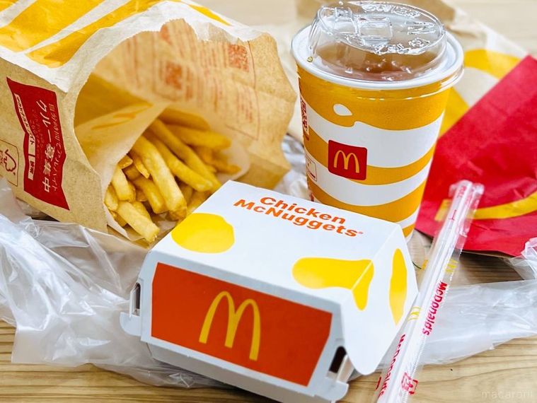 マクドナルドのナゲット、ポテト、ドリンクを並べた様子