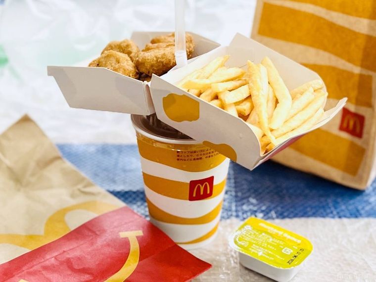 ナゲットとポテトが入った箱を、ドリンクのストローにセットした様子