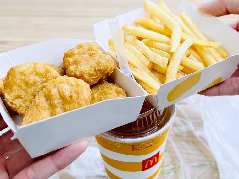 ナゲットとポテトが入った箱を、ドリンクのストローにセットしている様子