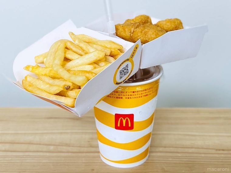 ナゲットとポテトが入った箱を、ドリンクのストローにセットした様子