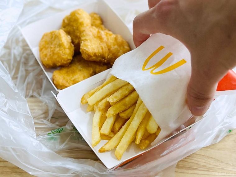 マクドナルドのナゲットの箱にポテトを入れている様子