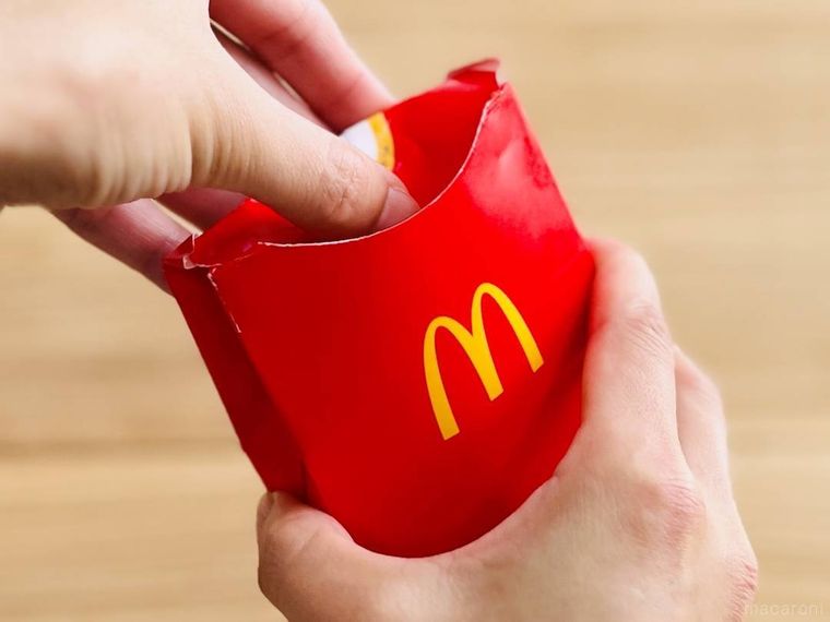 マックフライポテトの箱の上部を折り込んでいる様子