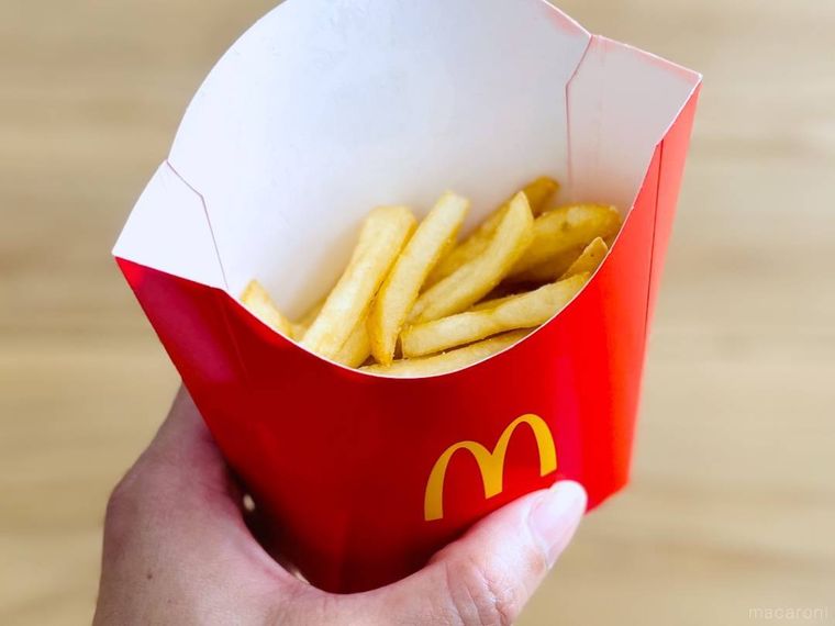 マックフライポテトの箱を手で持っている様子
