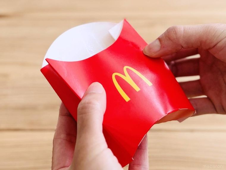 マックフライポテトの箱の両サイドを折り込んでいる様子