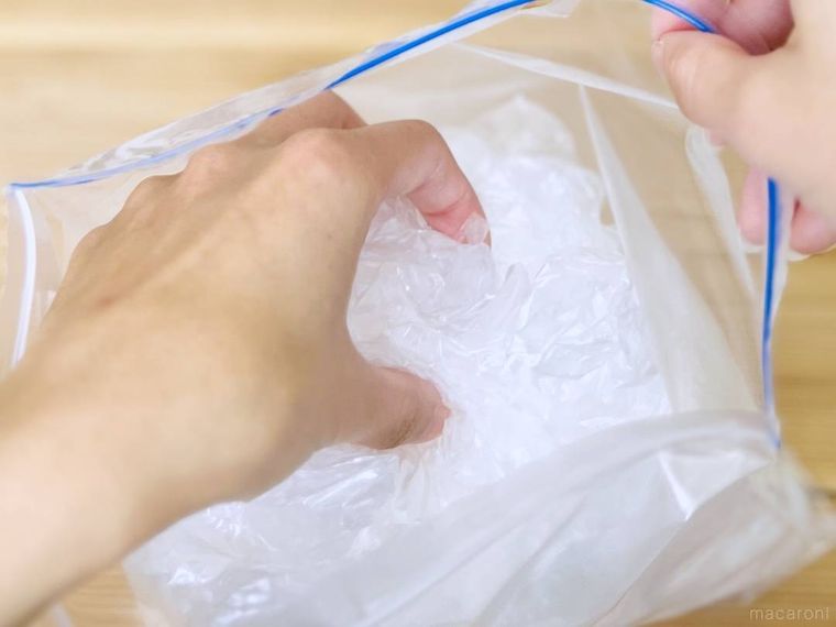 ジッパーバッグにポリ袋を詰めている様子