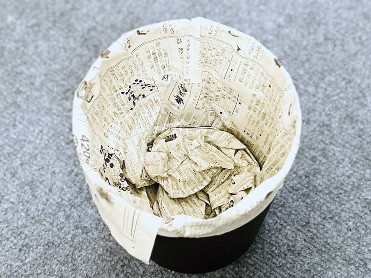 ゴミ箱に新聞紙をセットした様子