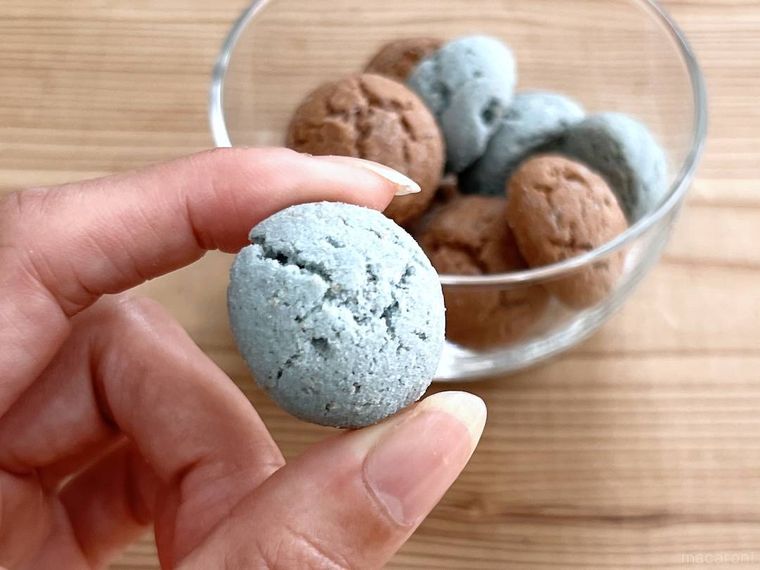 無印良品のココナッツマカロン チョコミントを指でつまんでいる様子