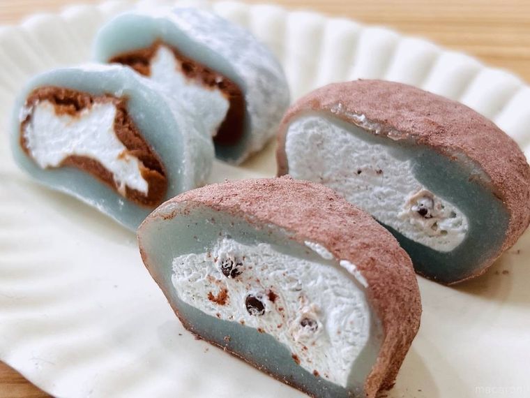 無印良品のチョコミントのクリーム大福アソートを半分にカットした様子